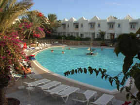 ... der Pool bei den Villen im Stella Canaris