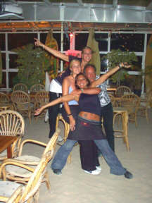  ... Surf - Inn im Sand,  der Boden ist aus Sand vom Strand